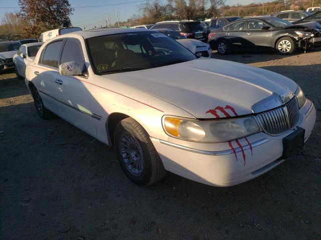 LINCOLN TOWN CAR C 2000 with VIN 1LNHM83W7YY770890 - Photo from auction