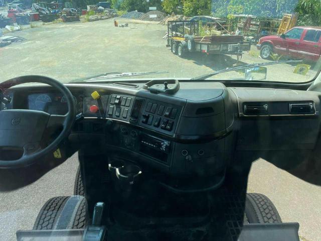 Photo 5 from auction – 2016 VOLVO VN VNL with VIN 4V4NC9EG7GN930003