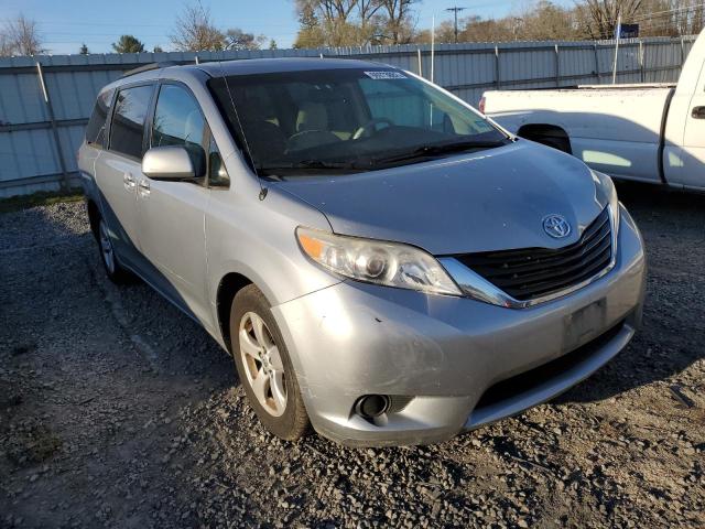 TOYOTA SIENNA LE 2011 с VIN 5TDKK3DC6BS066898 - Снимка от търг