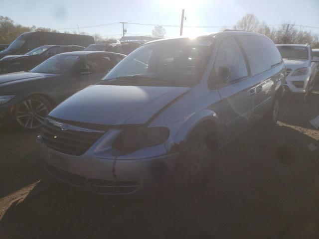 CHRYSLER TOWN & COU 2005 with VIN 2C8GP44R05R542236 - Photo from auction