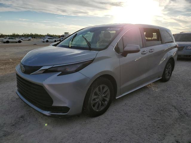 TOYOTA SIENNA LE 2022 with VIN 5TDKRKEC9NS079797 - Photo from auction