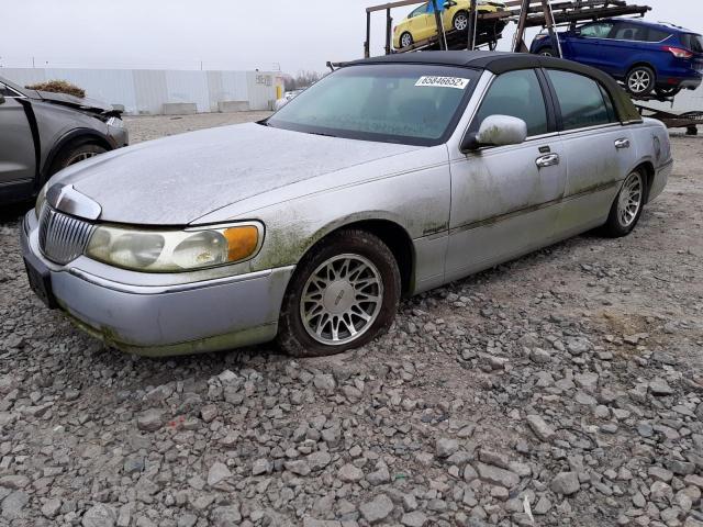 LINCOLN TOWN CAR S 2002 with VIN 1LNHM82W8YY891011 - Photo from auction