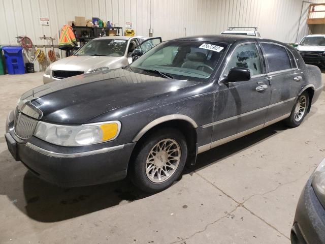 LINCOLN TOWN CAR E 2000 with VIN 1LNHM81W0YY901922 - Photo from auction