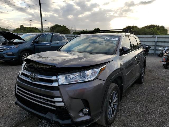 TOYOTA HIGHLANDER 2019 with VIN 5TDKZRFHXKS573617 - Photo from auction