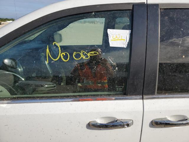 Photo 13 from auction – 2015 CHRYSLER TOWN & COU with VIN 2C4RC1BG2FR505471