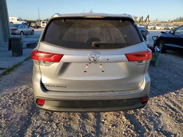 Photo 6 from auction – 2018 TOYOTA HIGHLANDER with VIN 5TDKZRFH7JS547586