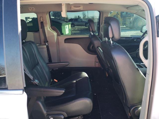 Photo 11 from auction – 2016 CHRYSLER TOWN & COU with VIN 2C4RC1BG8GR295525