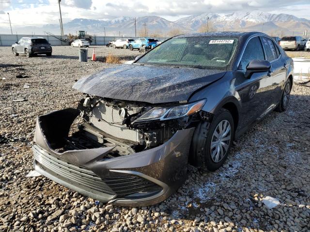 TOYOTA CAMRY LE 2022 with VIN 4T1C31AK5NU589536 - Photo from auction