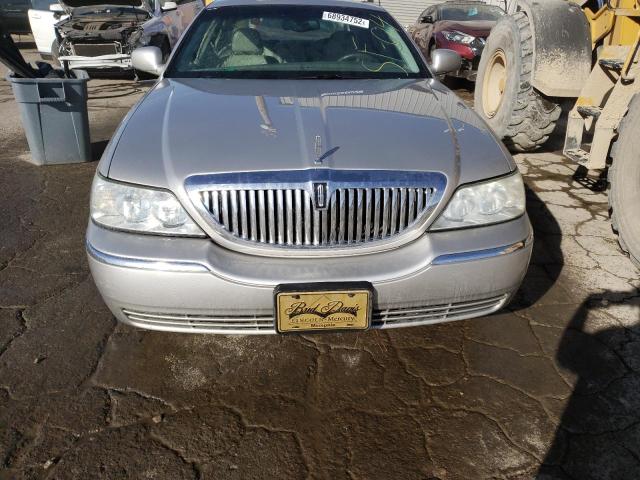 Photo 5 from auction – 2004 LINCOLN TOWN CAR E with VIN 1LNHM81W04Y622142