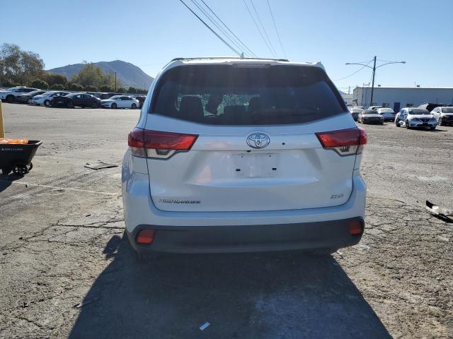 Photo 6 from auction – 2018 TOYOTA HIGHLANDER with VIN 5TDKZRFH7JS262791