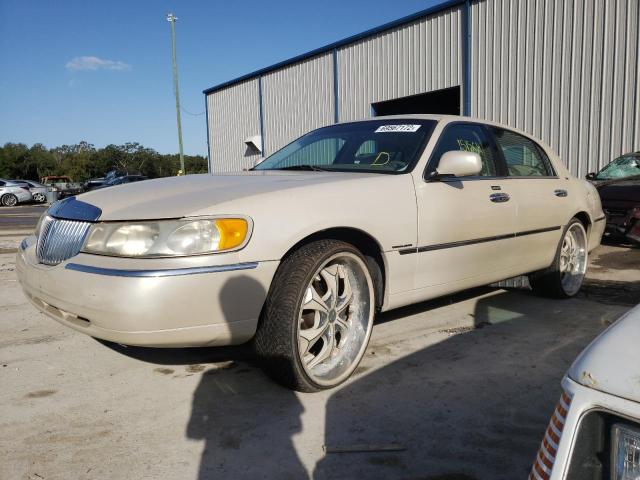 LINCOLN TOWN CAR C 2000 with VIN 1LNHM83W6YY879941 - Photo from auction