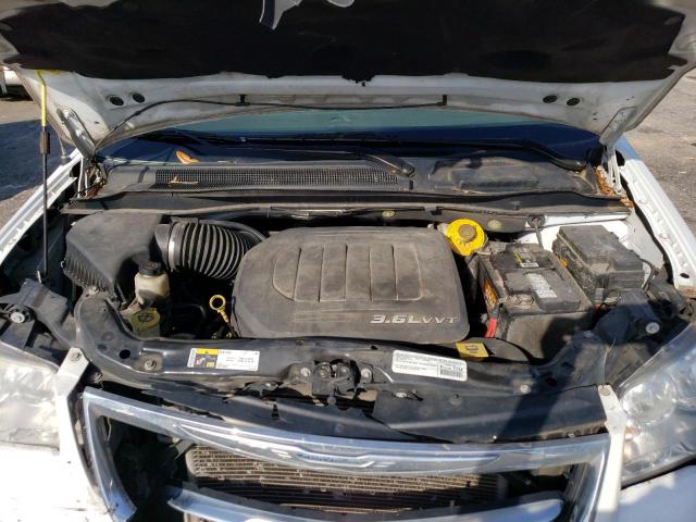 Photo 12 from auction – 2015 CHRYSLER TOWN & COU with VIN 2C4RC1BG9FR529055