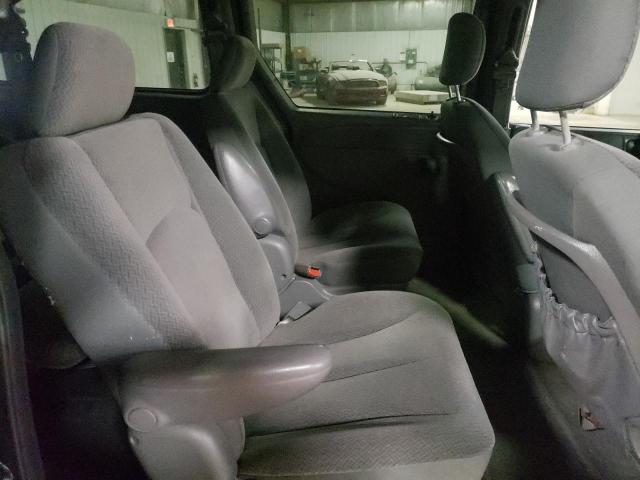 Photo 11 from auction – 2004 CHRYSLER TOWN & COU with VIN 2C4GP44R84R610105