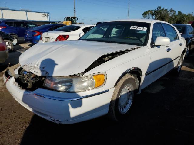 LINCOLN TOWN CAR E 2000 with VIN 1LNHM81W1YY823506 - Photo from auction