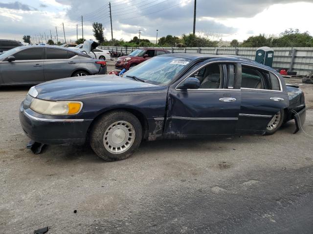 LINCOLN TOWN CAR E 2000 with VIN 1LNHM81W6YY828538 - Photo from auction