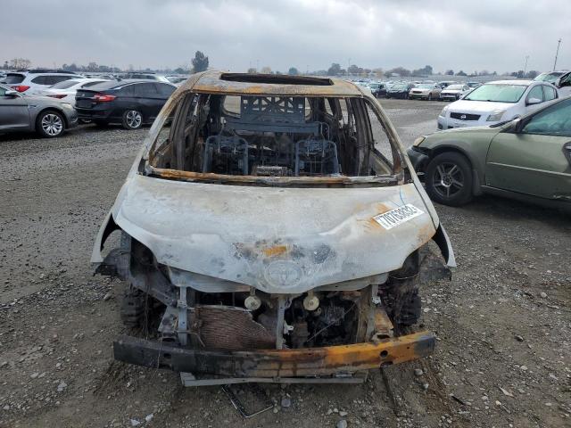 Photo 5 from auction – 2011 TOYOTA SIENNA XLE with VIN 5TDYK3DC0BS008554