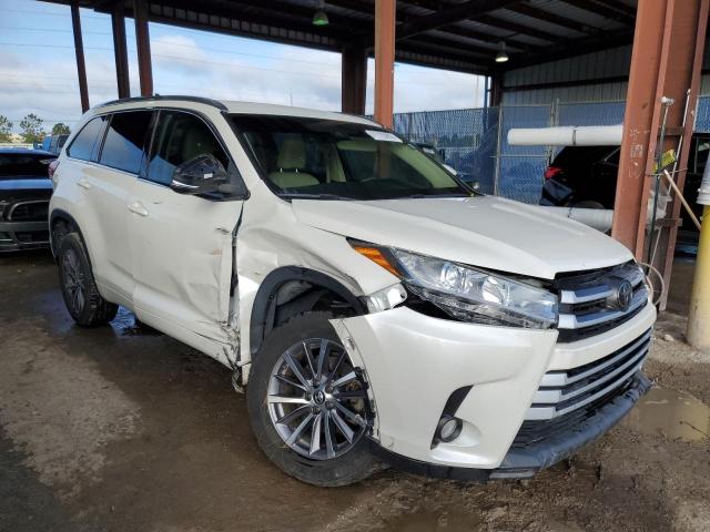 Photo 4 from auction – 2018 TOYOTA HIGHLANDER with VIN 5TDKZRFH0JS539362