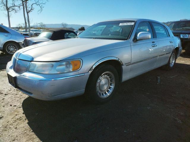 LINCOLN TOWN CAR E 2000 with VIN 1LNHM81W3YY821546 - Photo from auction