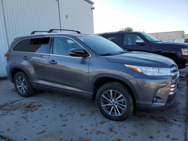 Photo 4 from auction – 2018 TOYOTA HIGHLANDER with VIN 5TDKZRFH2JS530453