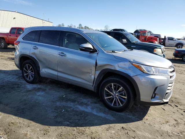Photo 4 from auction – 2017 TOYOTA HIGHLANDER with VIN 5TDKZRFH7HS526148