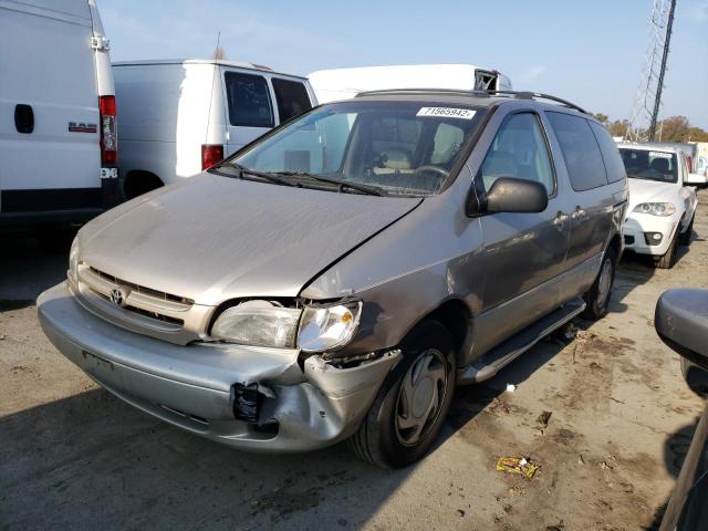 TOYOTA SIENNA LE 2000 with VIN 4T3ZF13C2YU269299 - Photo from auction