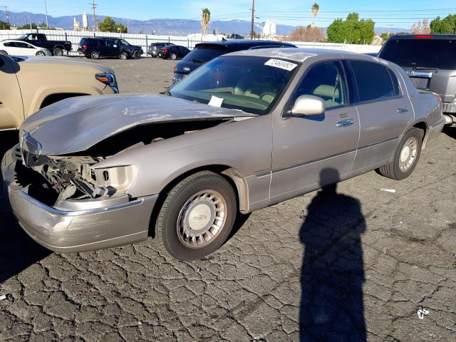 LINCOLN TOWN CAR E 2000 with VIN 1LNHM81W3YY939807 - Photo from auction