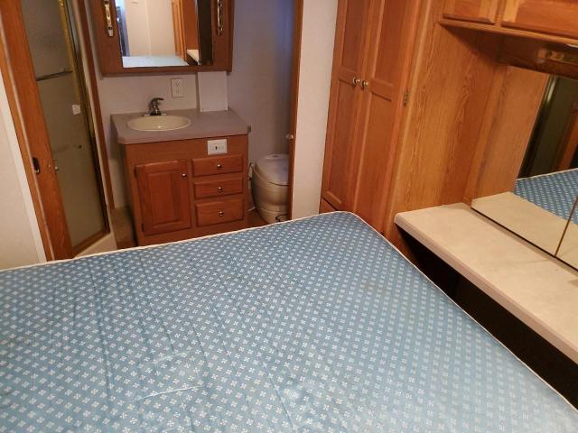 Photo 6 from auction – 2003 HOLI MOTORHOME with VIN 5B4MP67G123354782