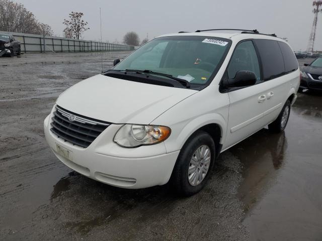 CHRYSLER TOWN & COU 2005 with VIN 2C4GP44R55R586282 - Photo from auction