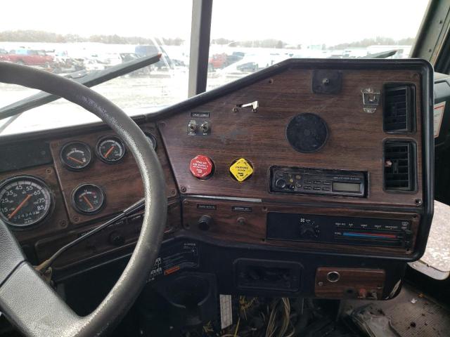 Photo 9 from auction – 2000 FREIGHTLINER CONVENTION with VIN 1FUW3MCA8YLF27349