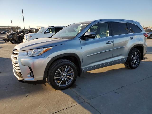 TOYOTA HIGHLANDER 2018 with VIN 5TDKZRFH5JS528230 - Photo from auction
