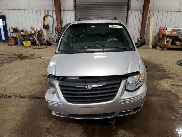 Photo 5 from auction – 2005 CHRYSLER TOWN & COU with VIN 2C4GP54L05R214110