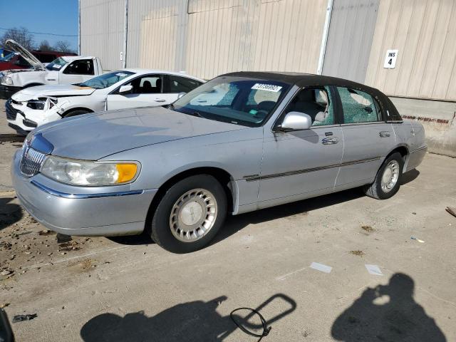 Zdjęcie 1 z aukcji – 2000 LINCOLN TOWN CAR E z VIN 1LNHM81W8YY899188