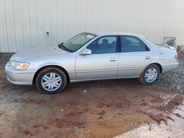 TOYOTA CAMRY CE 2000 with VIN 4T1BG22K5YU643877 - Photo from auction