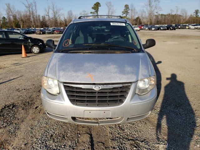 Photo 5 from auction – 2005 CHRYSLER TOWN & COU with VIN 2C4GP54L95R439836