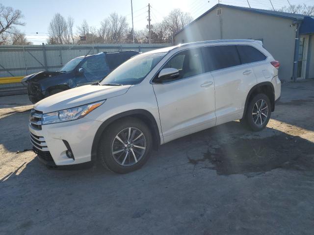 TOYOTA HIGHLANDER 2017 with VIN 5TDJZRFH9HS514403 - Photo from auction