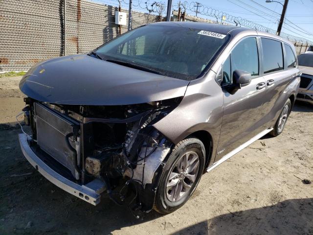 TOYOTA SIENNA LE 2021 with VIN 5TDKRKEC6MS018048 - Photo from auction