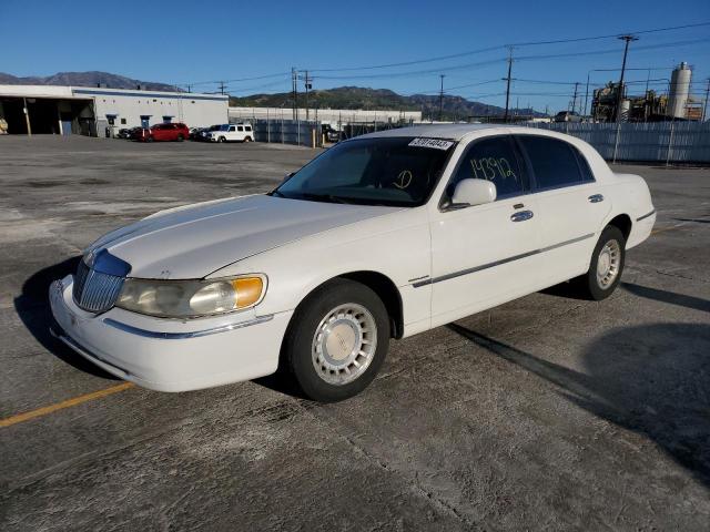 LINCOLN TOWN CAR E 2000 with VIN 1LNHM81WXYY778775 - Photo from auction