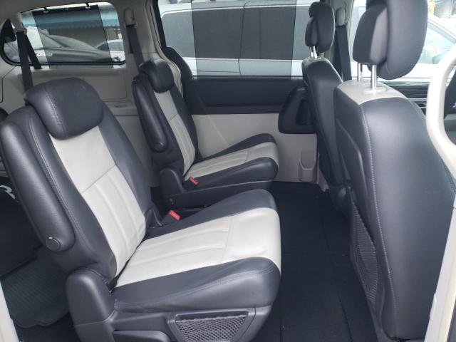 Photo 11 from auction – 2010 CHRYSLER TOWN & COU with VIN 2A4RR5D12AR293592