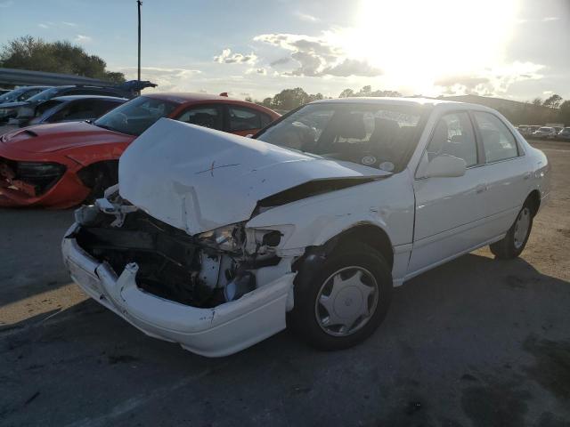TOYOTA CAMRY CE 2000 with VIN 4T1BG22K5YU962728 - Photo from auction