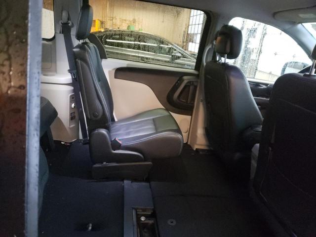 Photo 11 from auction – 2016 CHRYSLER TOWN & COU with VIN 2C4RC1BG8GR294133