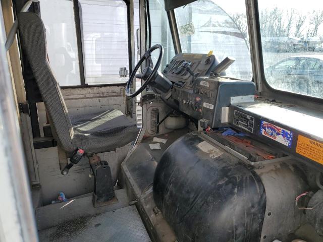 Photo 8 from auction – 2002 FREIGHTLINER CHASSIS M with VIN 4UZAANBW92CJ10347