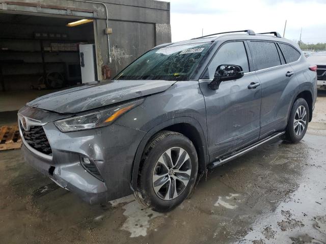 TOYOTA HIGHLANDER 2022 with VIN 5TDHZRBH9NS240927 - Photo from auction