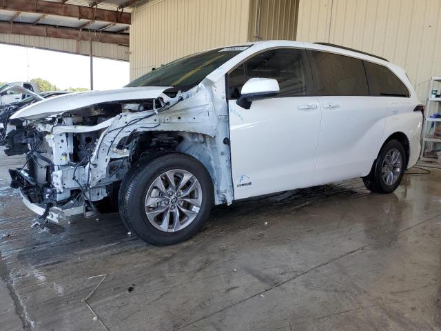 TOYOTA SIENNA LE 2021 with VIN 5TDKRKEC2MS074469 - Photo from auction