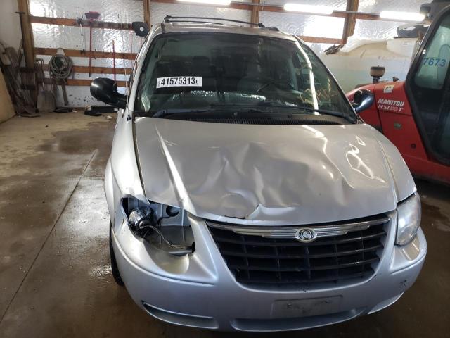 Photo 5 from auction – 2005 CHRYSLER TOWN & COU with VIN 2C4GP54LX5R534728
