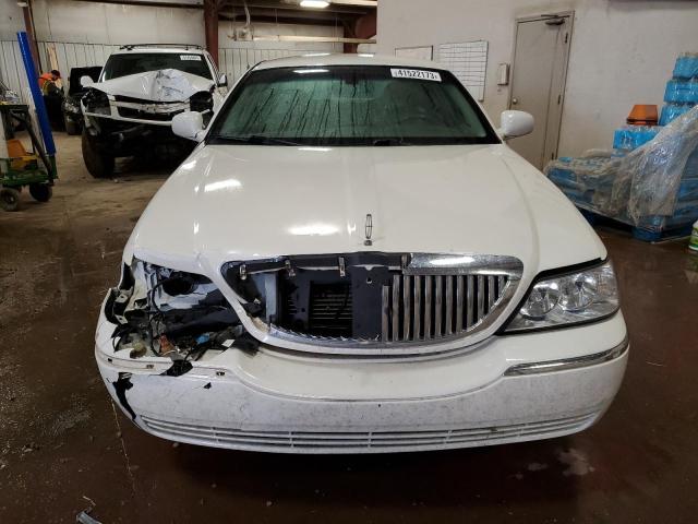 Photo 5 from auction – 2004 LINCOLN TOWN CAR E with VIN 1LNHM81W84Y674277