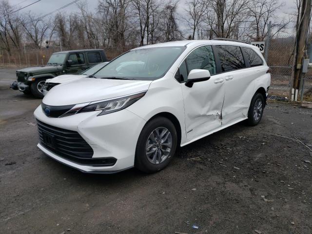 TOYOTA SIENNA LE 2021 with VIN 5TDKRKEC8MS060527 - Photo from auction