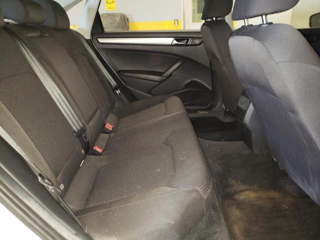 Photo 10 from auction – 2015 VOLKSWAGEN PASSAT S with VIN 1VWAT7A38FC005397