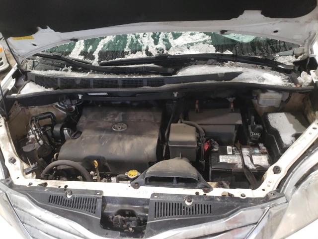 Photo 12 from auction – 2011 TOYOTA SIENNA XLE with VIN 5TDYK3DC8BS105887