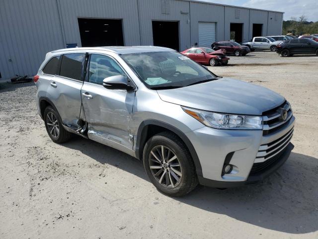 Photo 4 from auction – 2018 TOYOTA HIGHLANDER with VIN 5TDKZRFH7JS287903