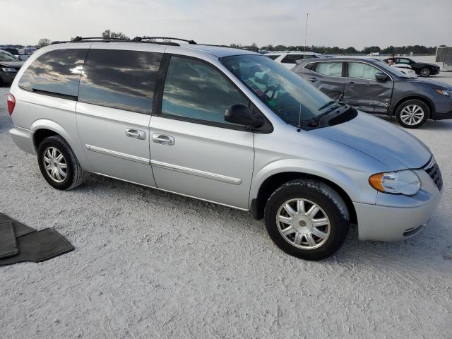 Photo 4 from auction – 2005 CHRYSLER TOWN & COU with VIN 2C4GP54L85R337671